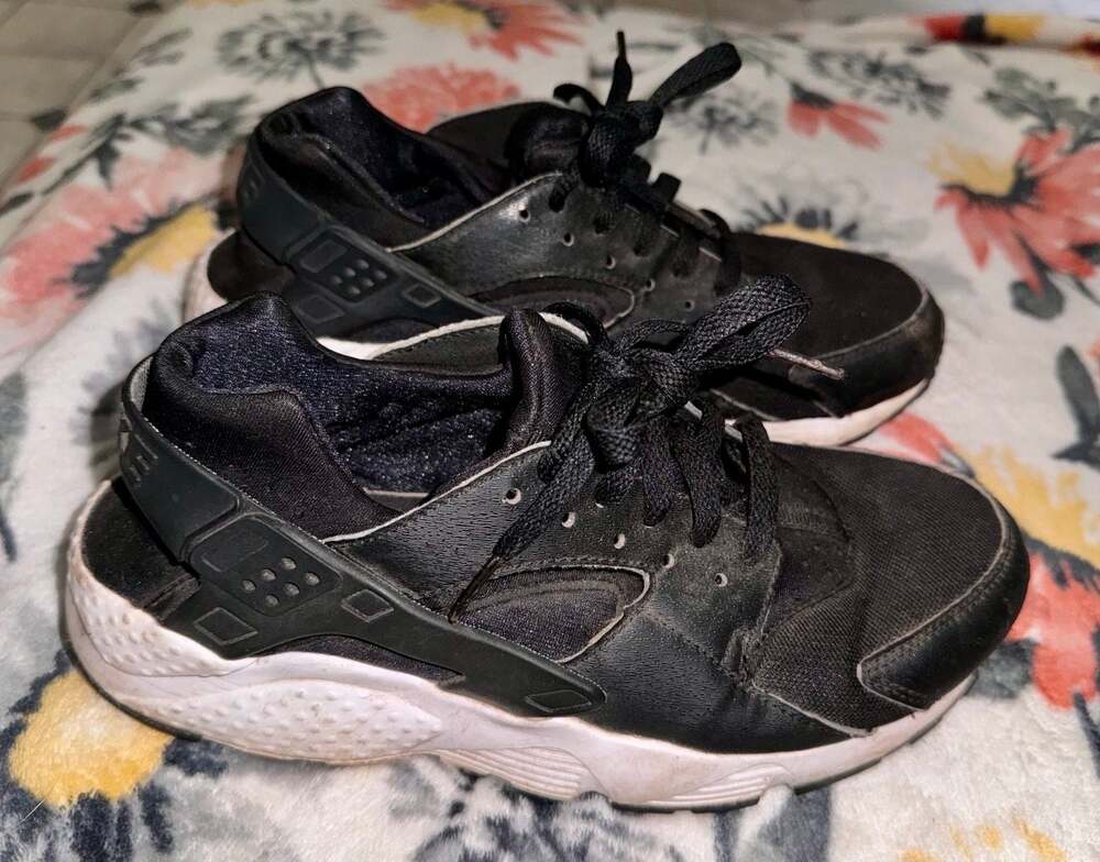 Nike Huarache 7Y black and white shoes